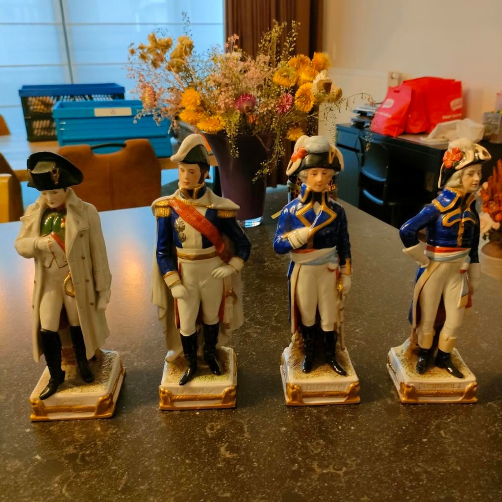 Porseleinen beeldjes van Napoleontische officieren, Ophalen