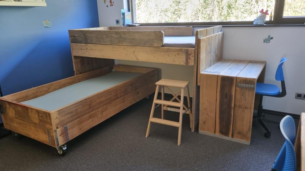 Steigerhouten bedden met bureaus, Ophalen, Steigerhout