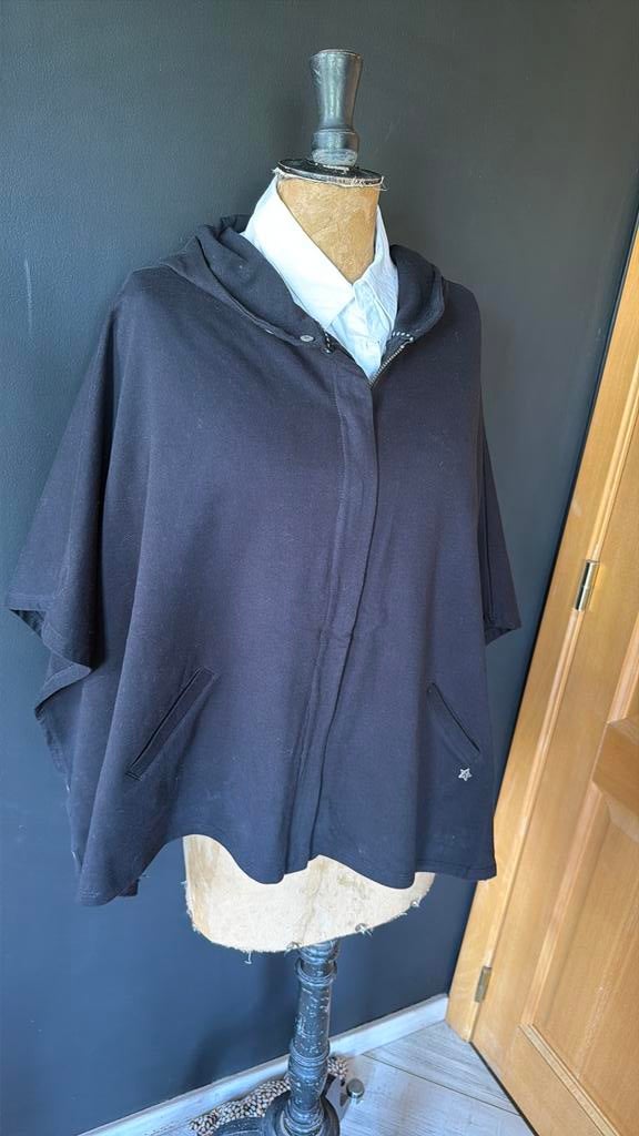 Poncho Astrid Bryan M zwarte hoodie, Ophalen of Verzenden, Zo goed als nieuw, Zwart