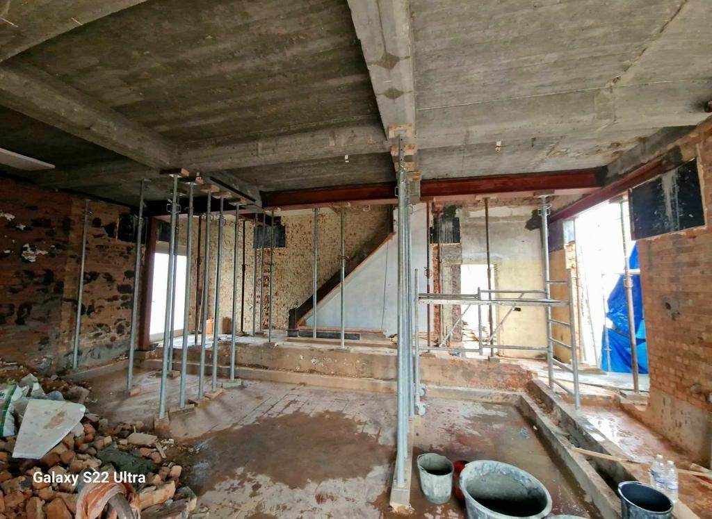 Muuren afbreken en poutrel steken werken.0466445657