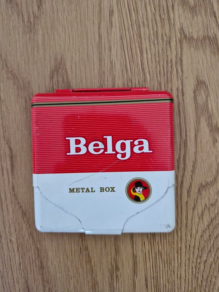 Boîte à cigarettes en métal Belga (8,5 x 9 cm), Collections, Enlèvement ou Envoi, Utilisé, Ustensile
