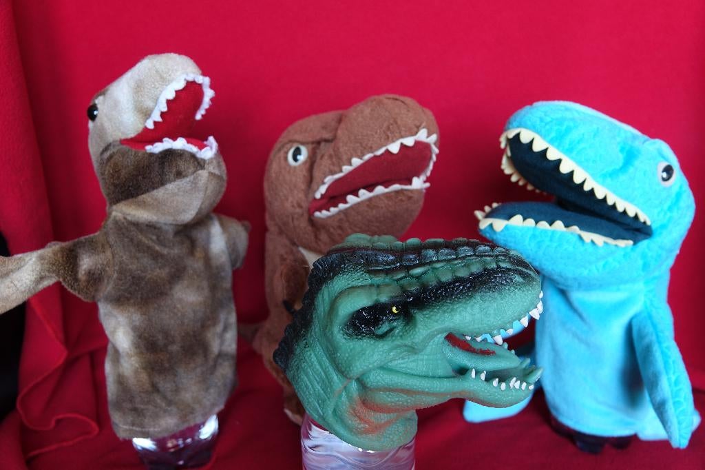 4 handpoppen dino waaronder Jurassic World T-Rex+ Mosasaurus, Ophalen of Verzenden, Gebruikt