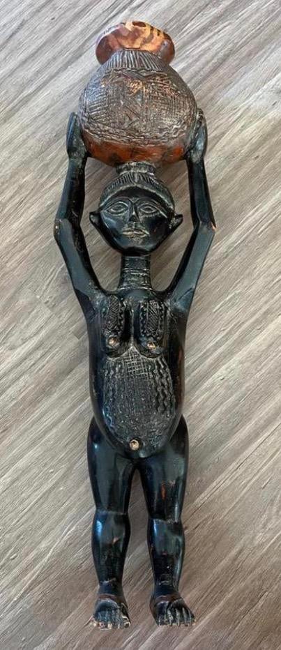Traditioneel Afrikaans houtsnijwerk vrouw met pot op hoofd, Antiek en Kunst, Ophalen of Verzenden