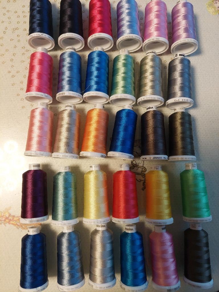 lot van 30 nieuwe koontjes borduurgaren Madeira classic 40, Enlèvement ou Envoi, Neuf, Broderies à la machine, Fil à broder ou Soie