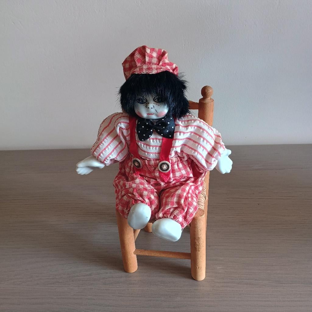 Pop - Klein clownpopje op stoel, Verzamelen, Poppen, Verzenden, Pop