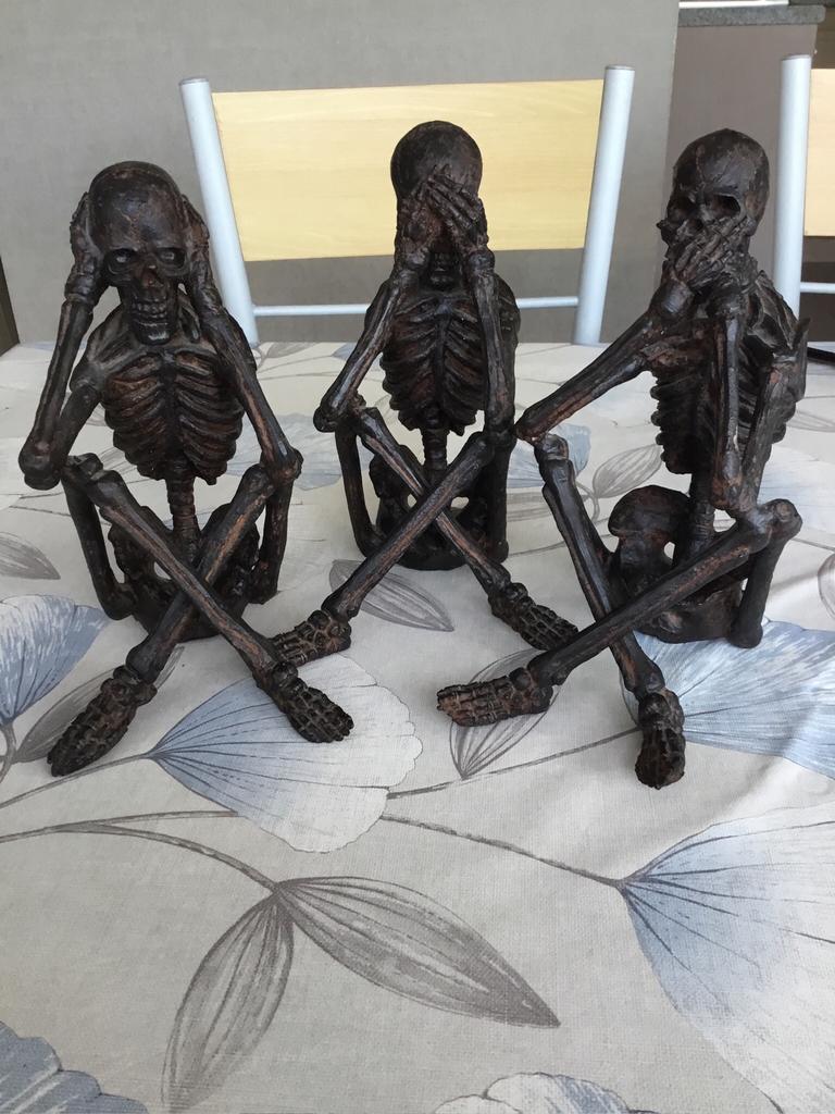 Horen zien en zwijgen beeldjes, Ophalen