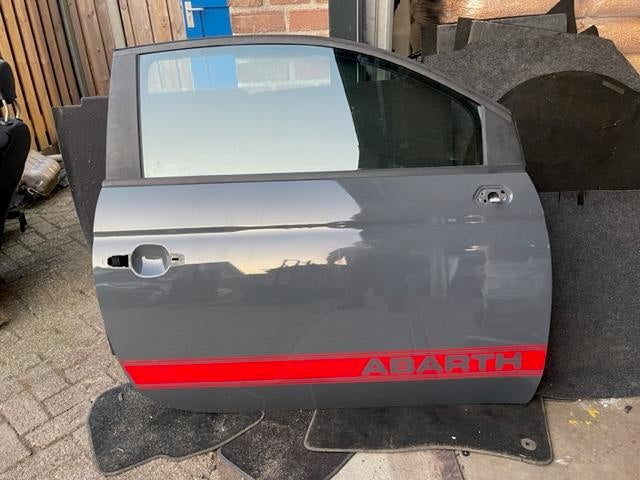 PORTIER RECHTS 735A Grigio Carrara Abarth 500 / 595 / 695, Gebruikt, Rechts, De Bloemendaal 21 21
5221 EB  'S HERTOGENBOSCH, NL