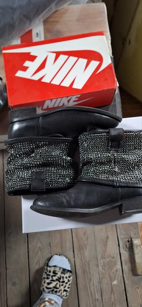 Bottine noire, Ophalen