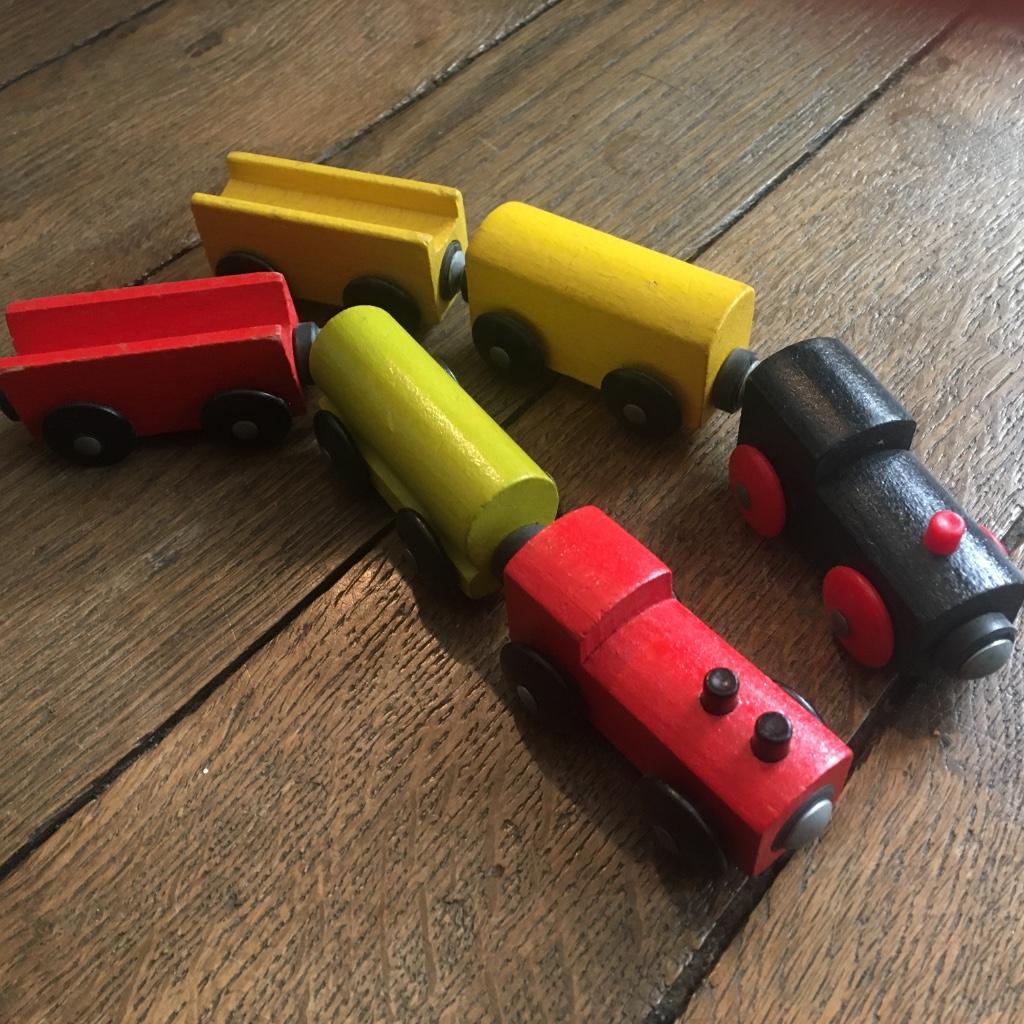 Train en bois (2 locomotives et 4 wagons), Enlèvement, Utilisé, Jouet à Pousser ou Tirer