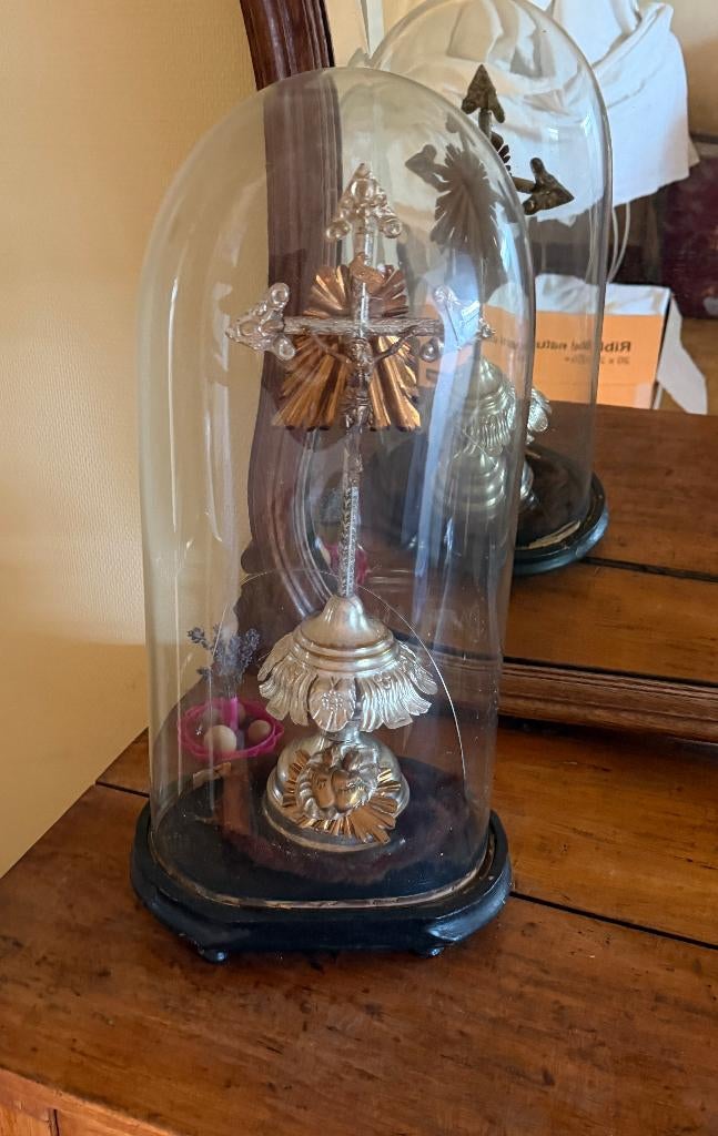 Christuskruis onder stolp, Ophalen, Gebruikt