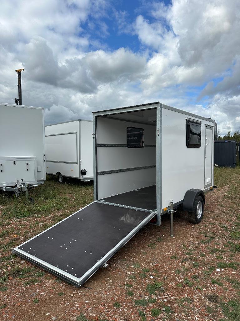Gesloten aanhangwagen met laadklep / mini camper, Ophalen, Nieuw