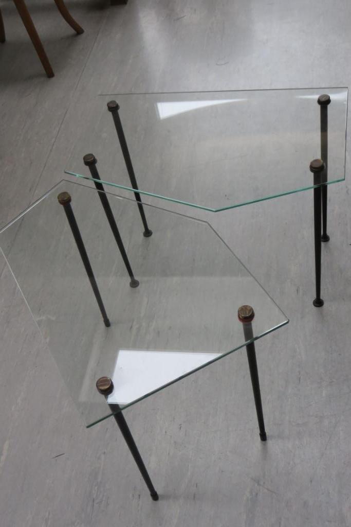 Petite table de vitrine, Enlèvement