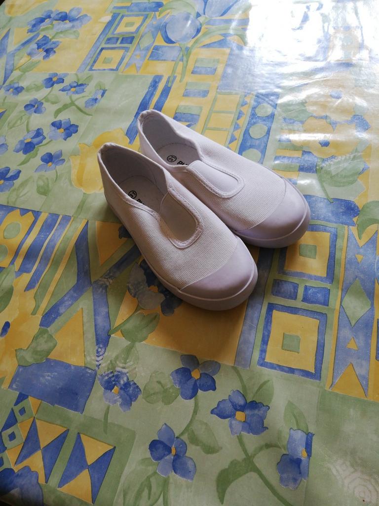 Pantoufles de gym. Pointure 31.Neuves., Enlèvement ou Envoi, Comme neuf