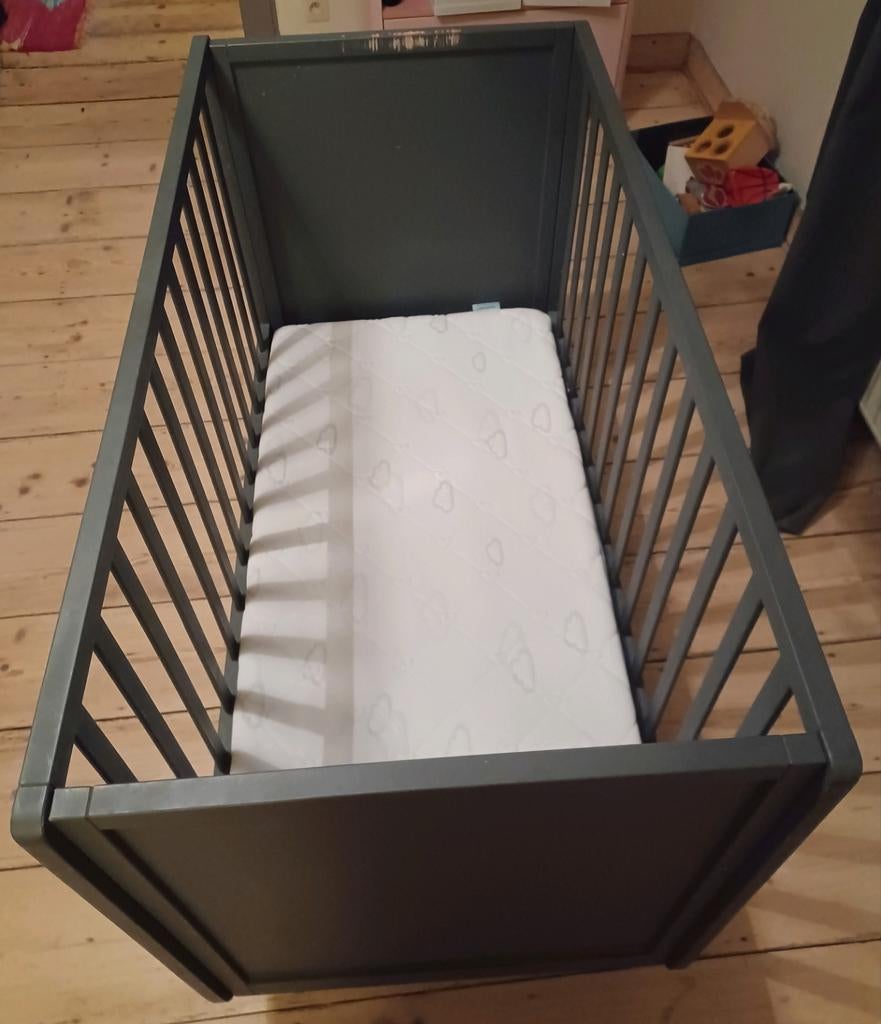Matelas traumeland et Lit cage roulotte evolutif, Enfants & Bébés, Enlèvement, Lit