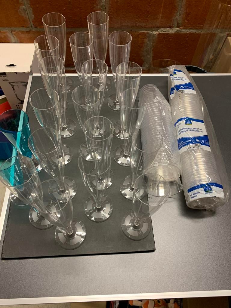 Vele plastieken bekers, Ophalen, Nieuw