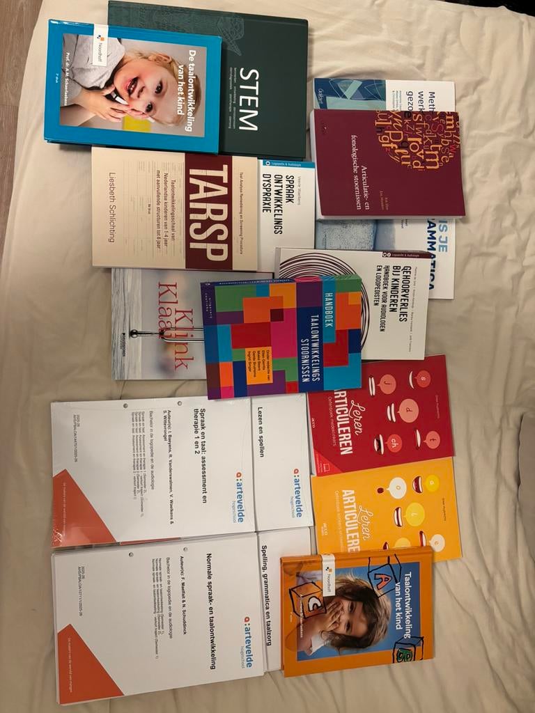 Eerste schijf Logopedie aan Artevelde, boeken + syllabussen, Ophalen, Zo goed als nieuw