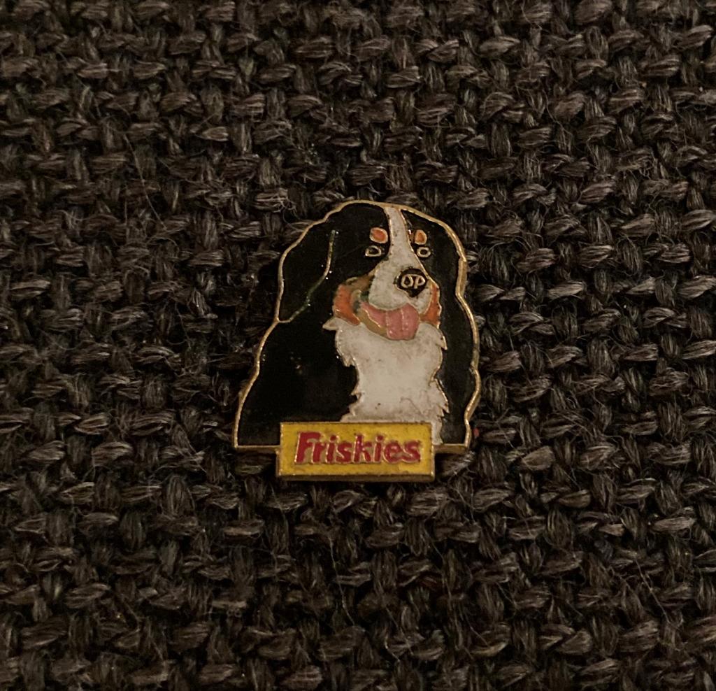 PIN - FRISKIES - HOND - CHIEN - DOG - SINT-BERNARD, Verzenden, Gebruikt, Dier of Natuur, Speldje of Pin