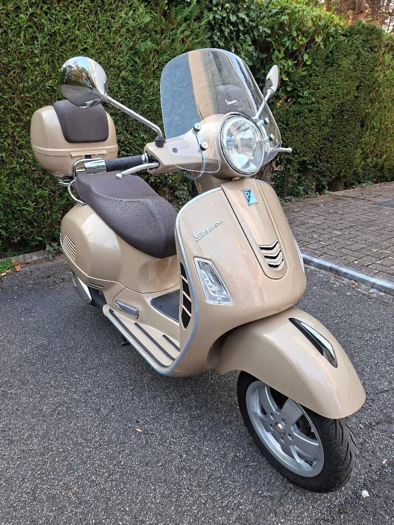Vespa GTS 300 – 2017 – Topstaat – 15.519km - GPS + Topkoffer, Motoren, Scooter, 300 cc, Particulier, Minimaal motorrijbewijs A2