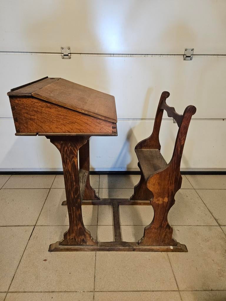 Oude lessenaar met bankje in hout, Enlèvement