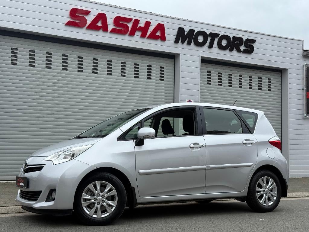 Toyota Verso-S 1.33 Benzine '12 | 89.000 KM | 12MGarantie, Auto's, Toyota, Voorwielaandrijving, Euro 5, Stof, Zwart