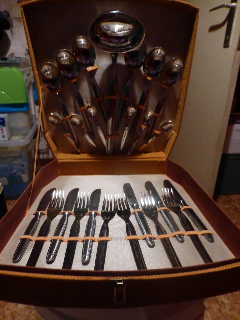Ensemble 6 personnes: 18 couverts +1 louche dans un écrin, Maison & Meubles, Enlèvement ou Envoi, Comme neuf, Ensemble de couverts