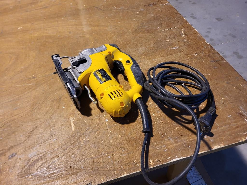 Decoupeerzaagmachine Dewalt, Bricolage & Construction, Boîtes à outils, Enlèvement, Utilisé