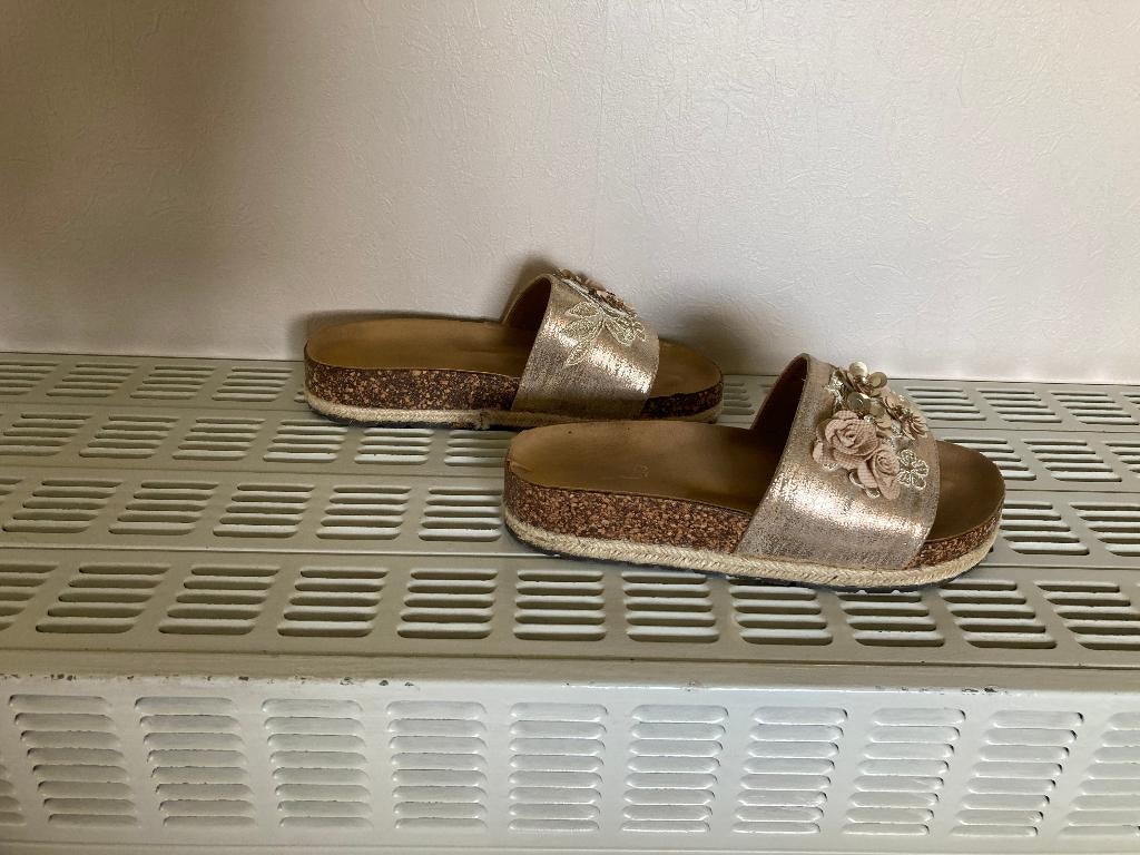 Goudkleurige slippers, Revenge, maat 39 zo goed als nieuw, Slippers, Overige kleuren, Ophalen of Verzenden, Zo goed als nieuw