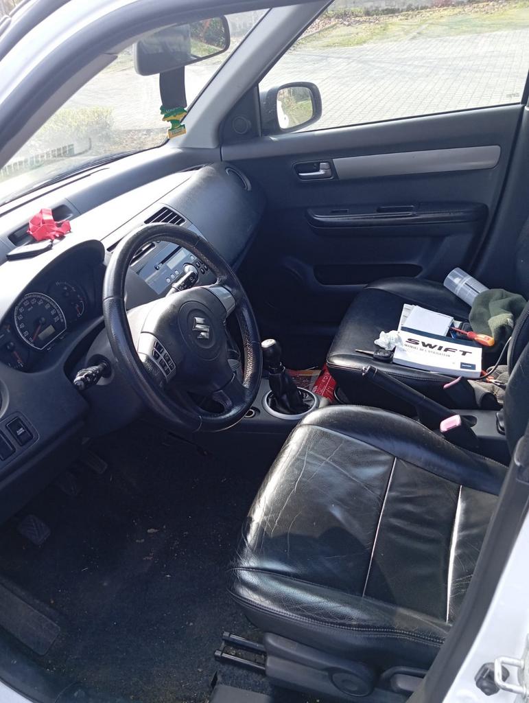 Suzuki swift demare et roule