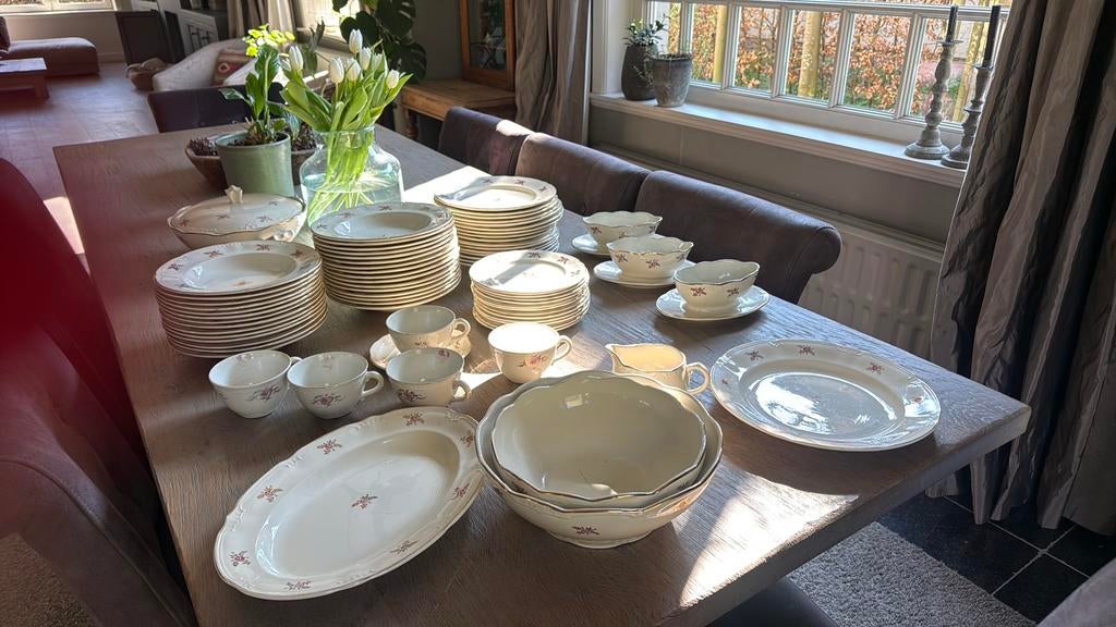 Servies met roosjes en vergulde blaadjes Boch La Louvière, Antiek en Kunst, Antiek | Servies compleet, Ophalen