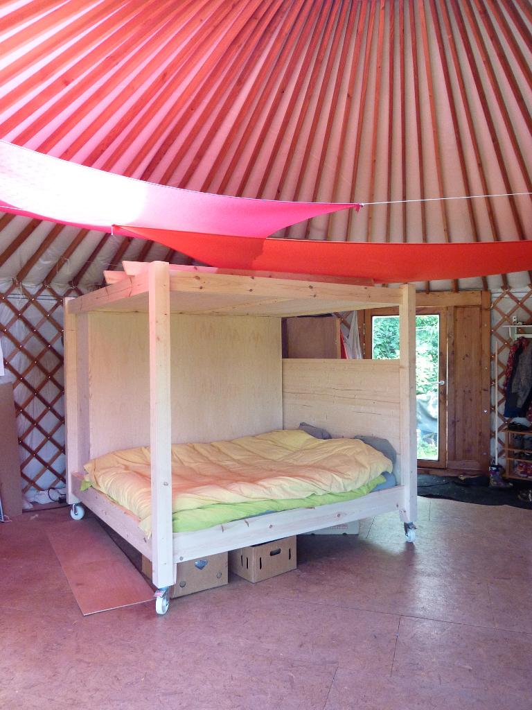 Lit baldaquin dressing à roulette, Autres dimensions, 210 cm, Comme neuf, Enlèvement