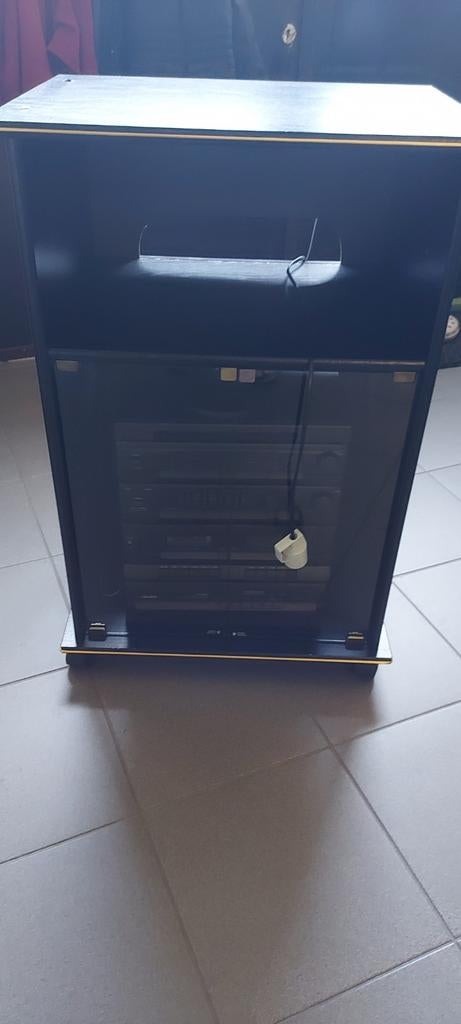 Kastje met stereo installatie erbij, Ophalen