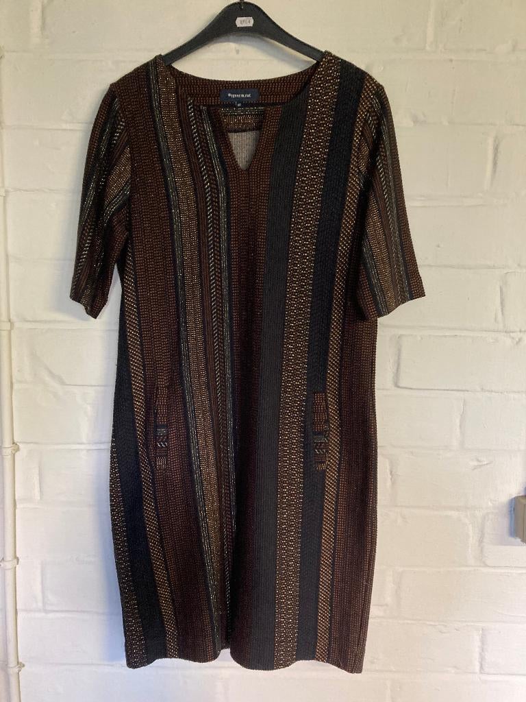 Bruin zwart en goud kleedje met korte mouw, Terre Bleue, 40, Kleding | Dames, Jurken, Maat 38/40 (M), Bruin, Terre Bleue, Ophalen of Verzenden