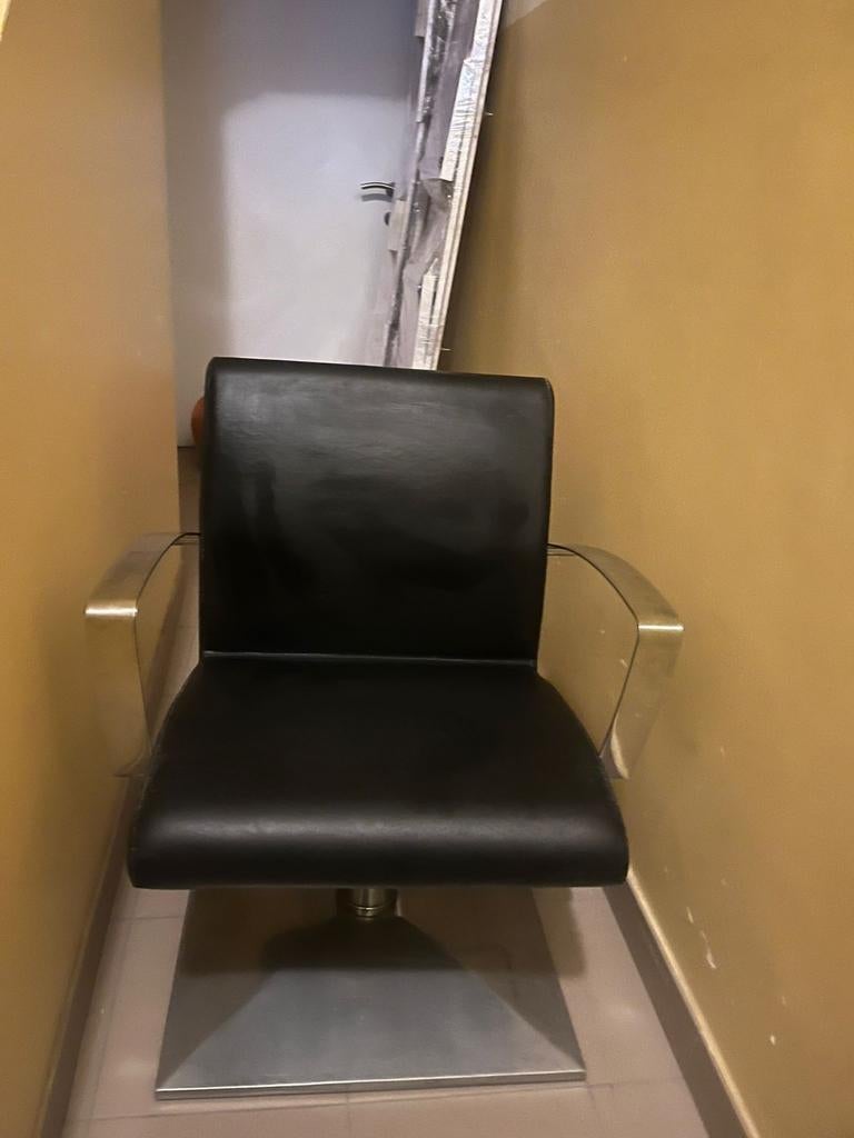 Chaise de coiffeur, Enlèvement