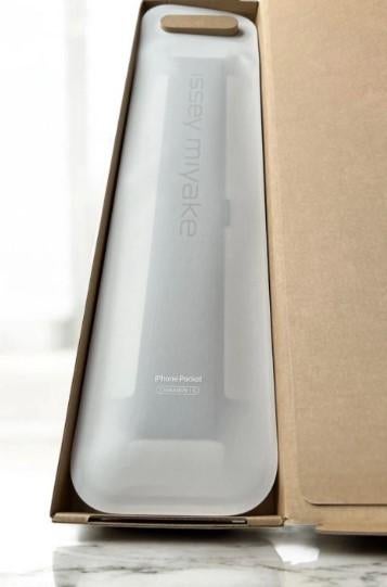 iPhone Pocket van Issey Miyake Long Cinnamon, Ophalen, Nieuw