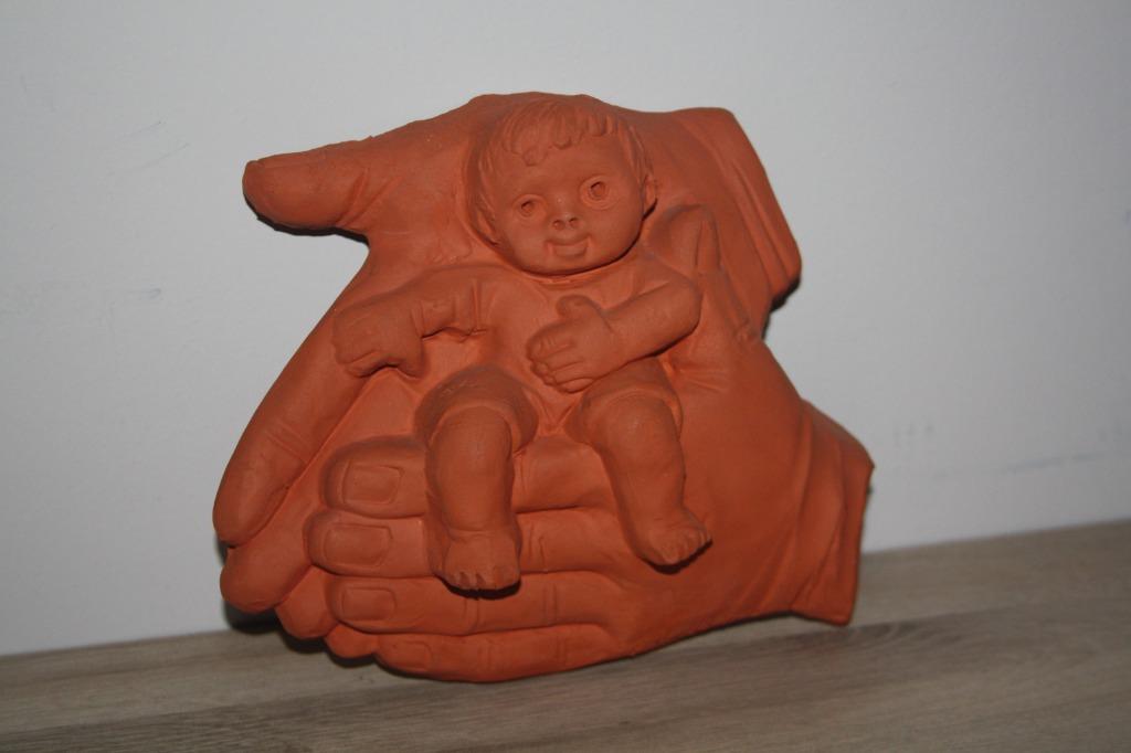 May Claerhout terracotta , kind op handen gedragen, Antiek en Kunst, Ophalen of Verzenden