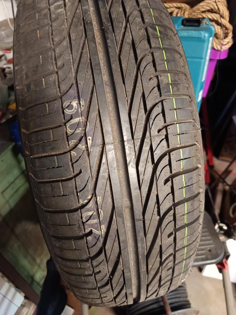 Pneu Pirelli P6000, Autos : Pièces & Accessoires, Pneus & Jantes, Neuf, 15 pouces, Véhicule de tourisme, Pneus été