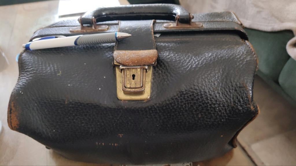 Kleine zwarte lederen dokterstas, Ophalen