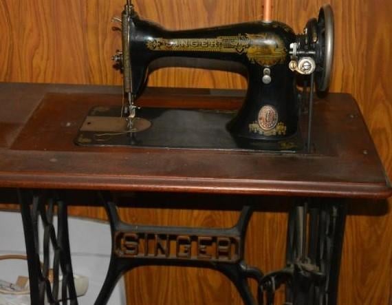 oude Singer naaimachine met houten cover, Enlèvement