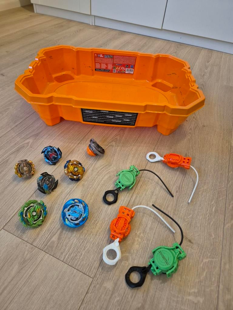 Beyblade - pack : arène + 8 Toupies + 4 lanceurs, Enfants & Bébés, Jouets | Autre, Enlèvement
