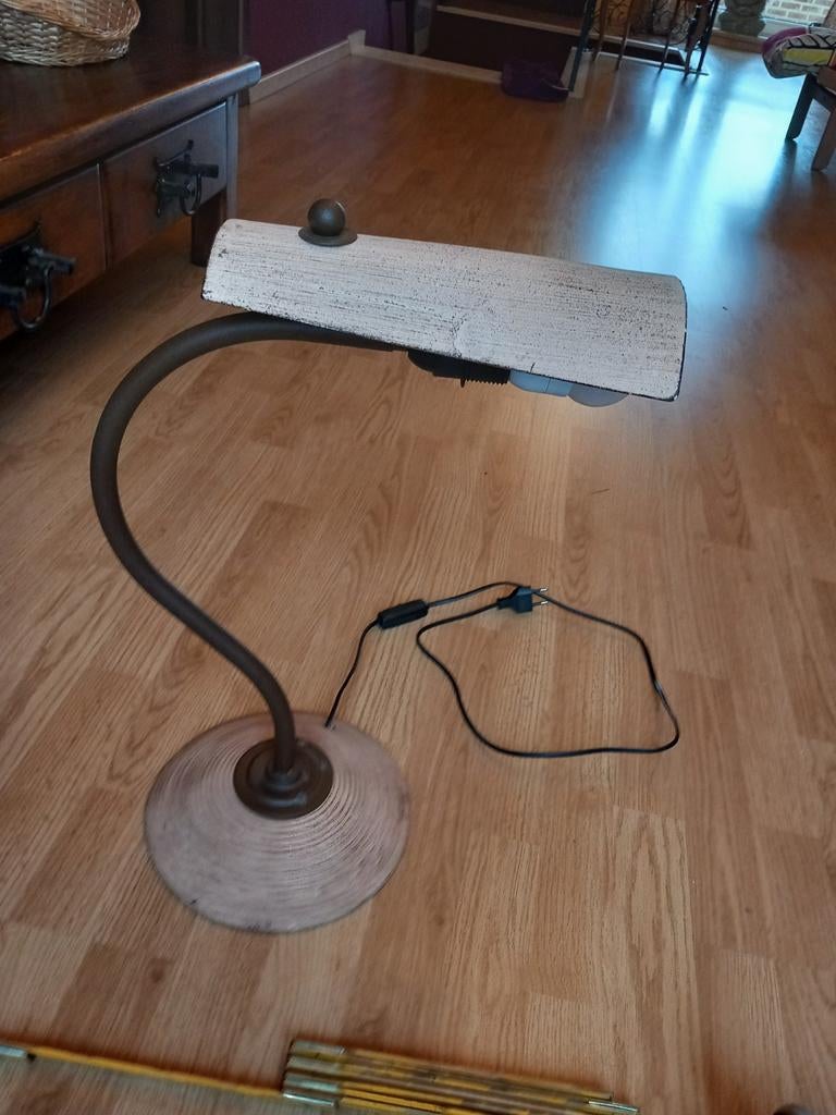 Tafellamp in steen, Enlèvement, Métal