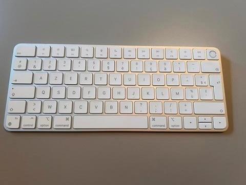 Apple Magic Keyboard met TouchID - AZERTY, Azerty, Ophalen of Verzenden, Zo goed als nieuw, Draadloos