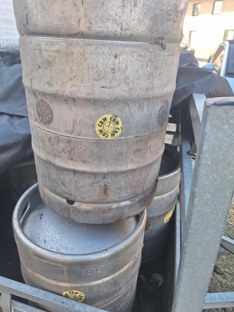 3 oude metalen biervaten Wiels, Ophalen