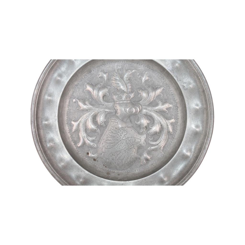 Élégante Paire d'Assiettes Étain Armoriées LS 1719, Antiquités & Art, Enlèvement ou Envoi