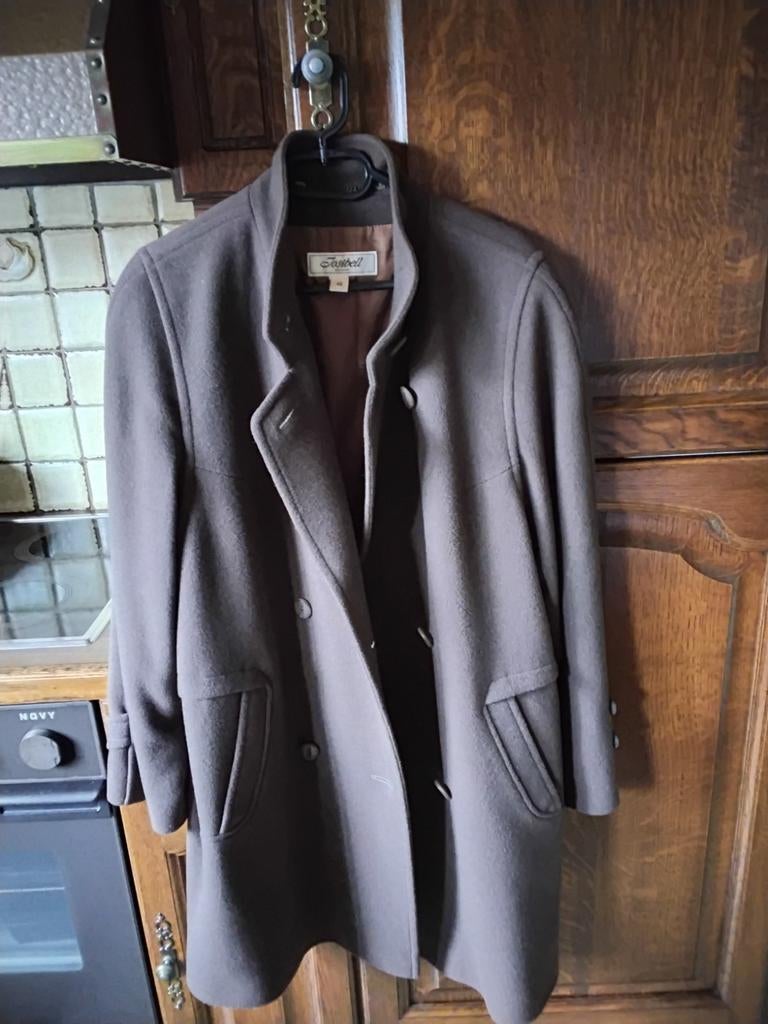 Mooie lange mantel bruine kleur zo goed als nieuw, Ophalen of Verzenden, Maat 42/44 (L)