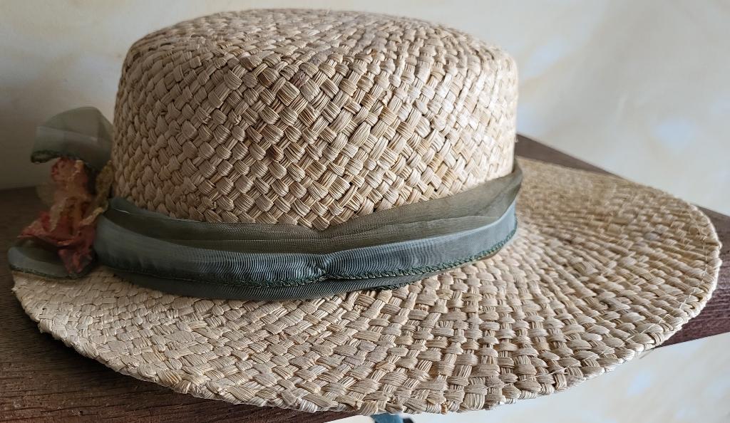 Chapeau de paille dame, ruban et fleur en tulle * VINTAGE *, 55 cm (S, 6⅞ pouces) ou moins, Enlèvement ou Envoi, Inconnu, Chapeau