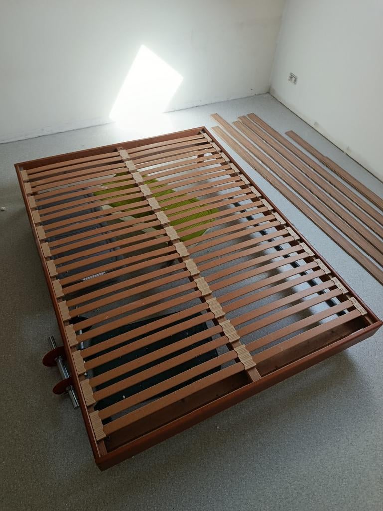 lit double 140x190cm avec sommier sur pieds et cadre en bois, Enlèvement, Sommier