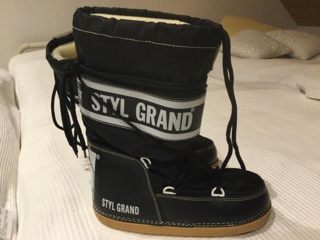 Moonboots zwart 38-40 als nieuw, Sports & Fitness, Ski & Ski de fond, Enlèvement ou Envoi, Comme neuf, Ski, Bottes de neige