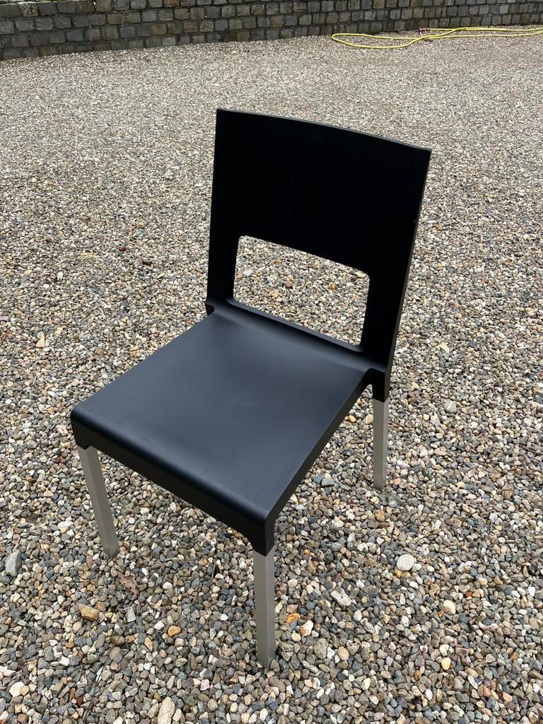 chaises noires, Enlèvement, Comme neuf