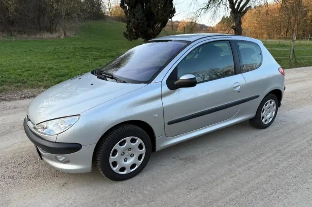 Peugeot 206 1400cc ess. Boîte Automatique.Prêt à immatriculé, Autos, Achat, Carnet d'entretien, Radio, Particulier
