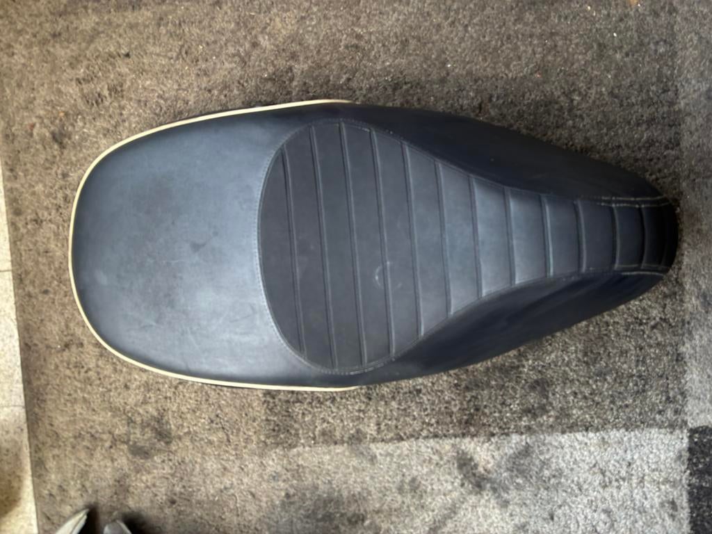 Vespa Sprint zadel zwart – sport model, Fietsen en Brommers, Scooters | Vespa, Ophalen